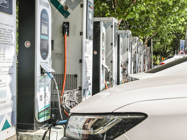 Caj longgokan dan pelepasan bateri litium